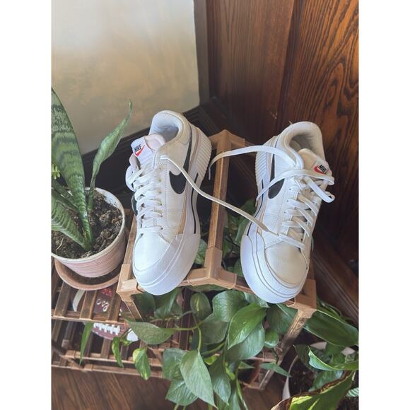 El producto en la imagen es el calzado Nike Court Legacy Lift para mujer 9.5 Us - Picture 3 of 7